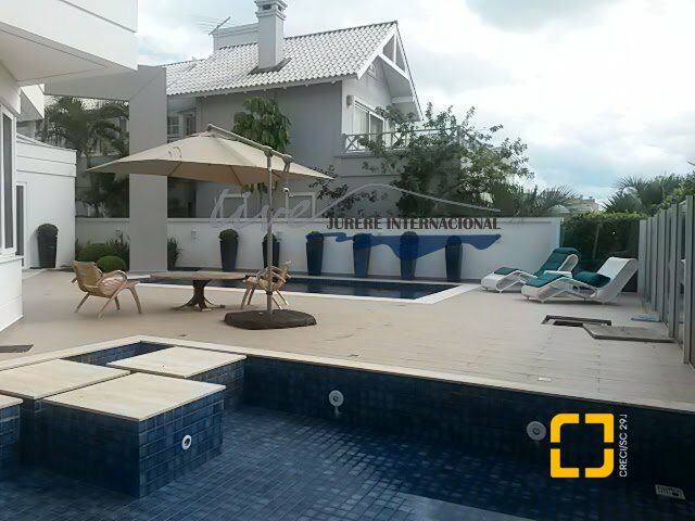 Casa com 665m², 7 quartos (sendo 2 suítes), 2 garagens, no bairro Jurerê Internacional em Florianópolis