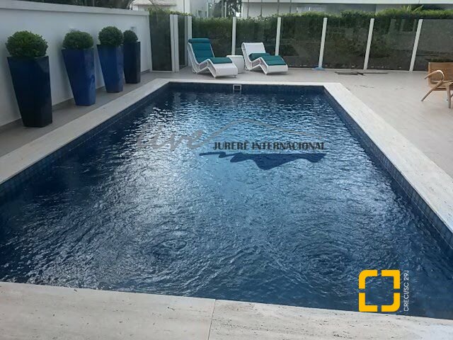 Casa com 665m², 7 quartos (sendo 2 suítes), 2 garagens, no bairro Jurerê Internacional em Florianópolis