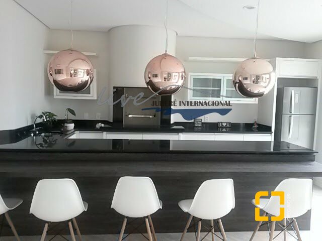 Casa com 665m², 7 quartos (sendo 2 suítes), 2 garagens, no bairro Jurerê Internacional em Florianópolis