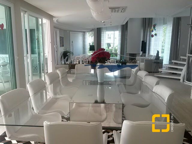 Casa com 665m², 7 quartos (sendo 2 suítes), 2 garagens, no bairro Jurerê Internacional em Florianópolis