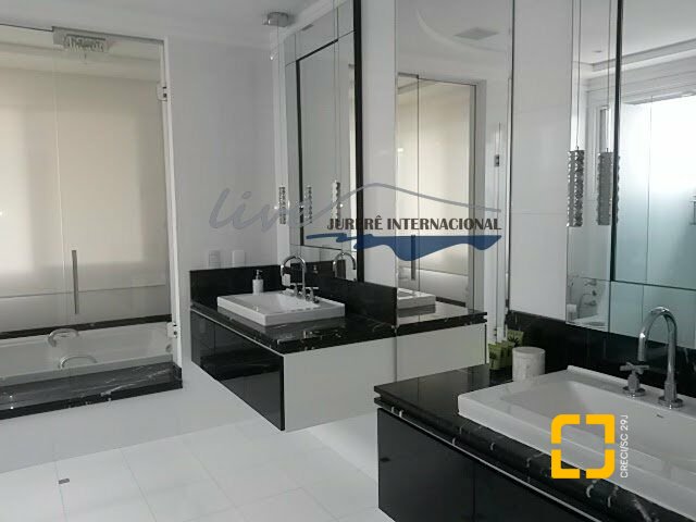 Casa com 665m², 7 quartos (sendo 2 suítes), 2 garagens, no bairro Jurerê Internacional em Florianópolis