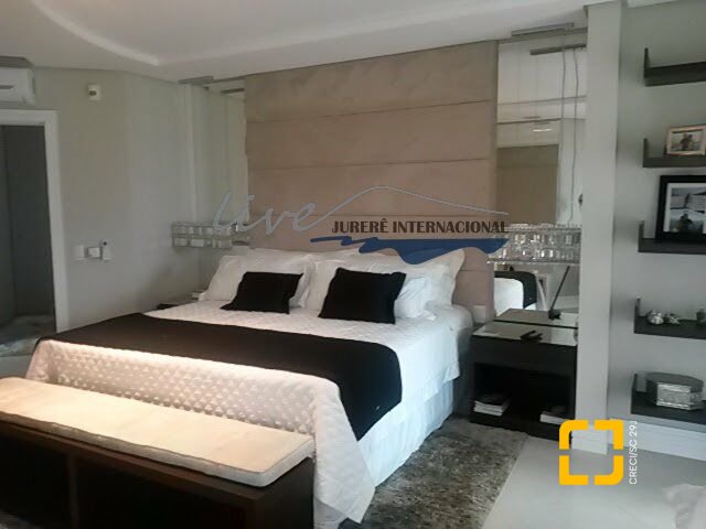 Casa com 665m², 7 quartos (sendo 2 suítes), 2 garagens, no bairro Jurerê Internacional em Florianópolis