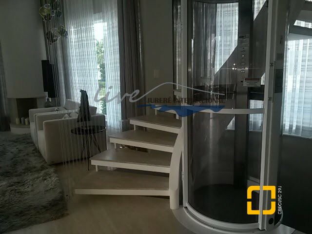 Casa com 665m², 7 quartos (sendo 2 suítes), 2 garagens, no bairro Jurerê Internacional em Florianópolis