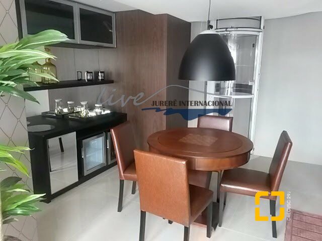 Casa com 665m², 7 quartos (sendo 2 suítes), 2 garagens, no bairro Jurerê Internacional em Florianópolis