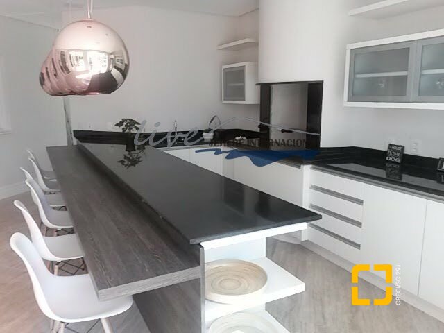 Casa com 665m², 7 quartos (sendo 2 suítes), 2 garagens, no bairro Jurerê Internacional em Florianópolis