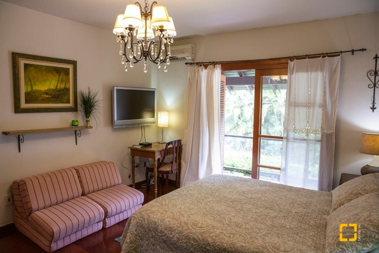 Casa com 280m², 6 quartos (sendo 2 suítes), 2 garagens, no bairro Jurerê Internacional em Florianópolis