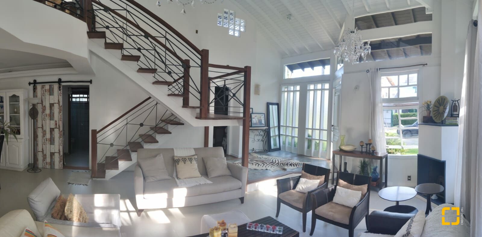 Casa com 280m², 6 quartos (sendo 2 suítes), 2 garagens, no bairro Jurerê Internacional em Florianópolis
