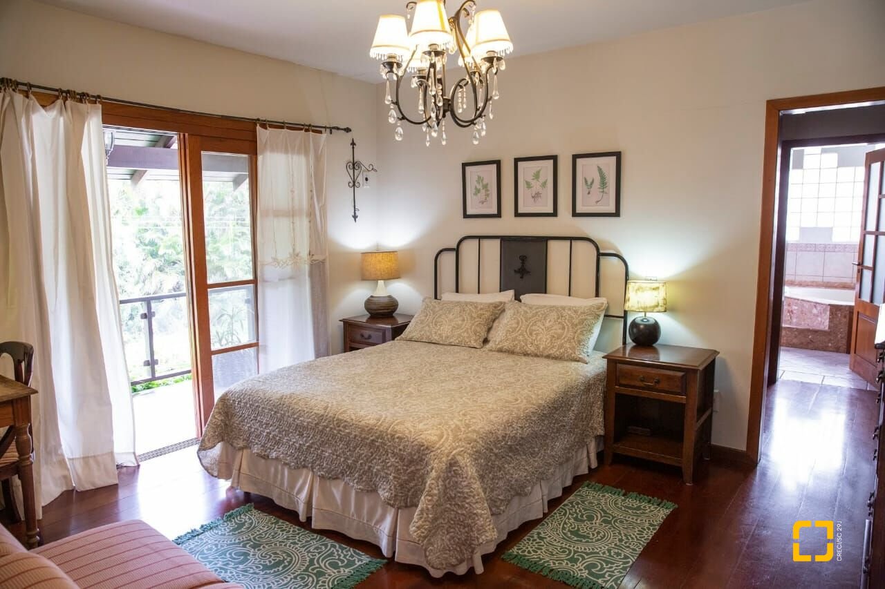 Casa com 280m², 6 quartos (sendo 2 suítes), 2 garagens, no bairro Jurerê Internacional em Florianópolis