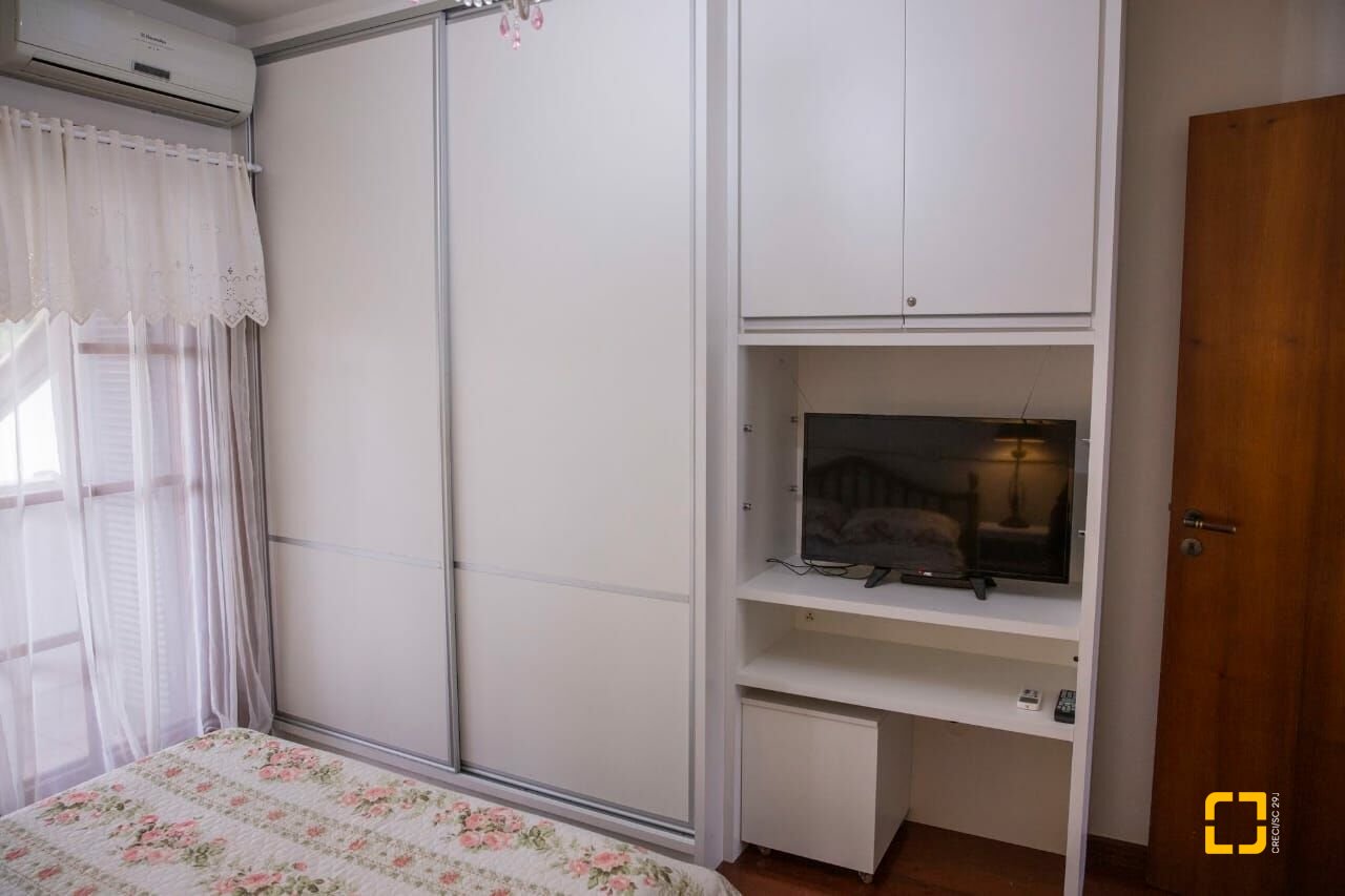 Casa com 280m², 6 quartos (sendo 2 suítes), 2 garagens, no bairro Jurerê Internacional em Florianópolis