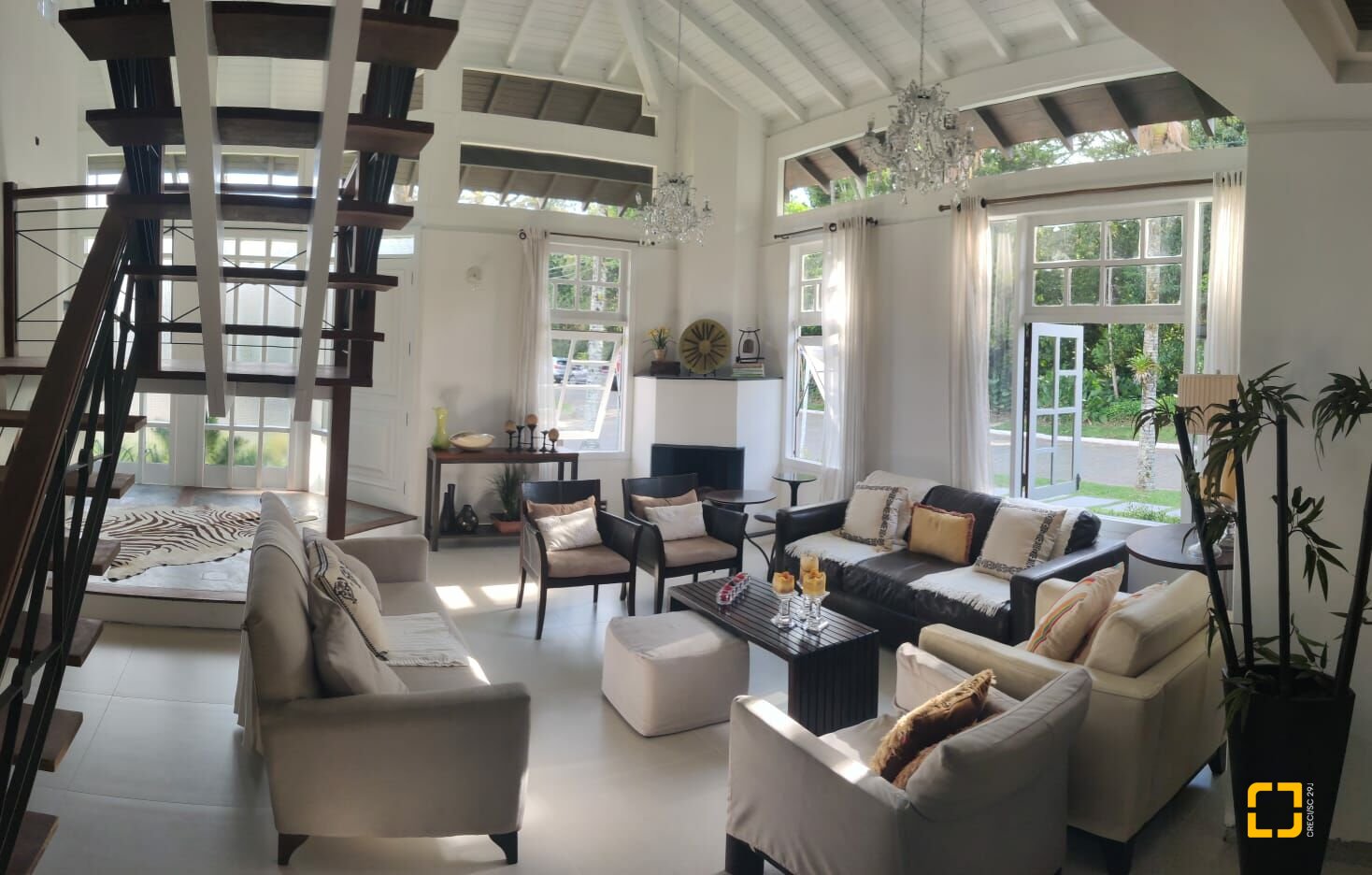 Casa com 280m², 6 quartos (sendo 2 suítes), 2 garagens, no bairro Jurerê Internacional em Florianópolis