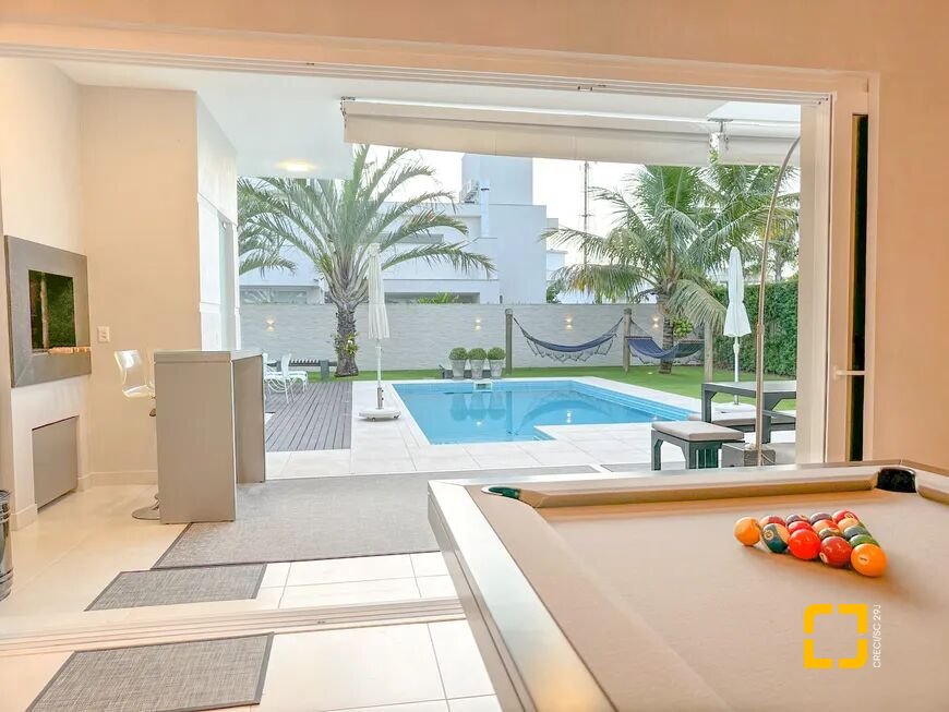 Casa com 320m², 3 quartos (sendo 2 suítes), 3 garagens, no bairro Jurerê Internacional em Florianópolis