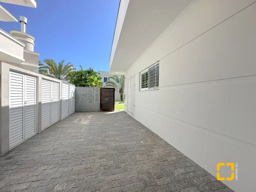Casa com 320m², 3 quartos (sendo 2 suítes), 3 garagens, no bairro Jurerê Internacional em Florianópolis
