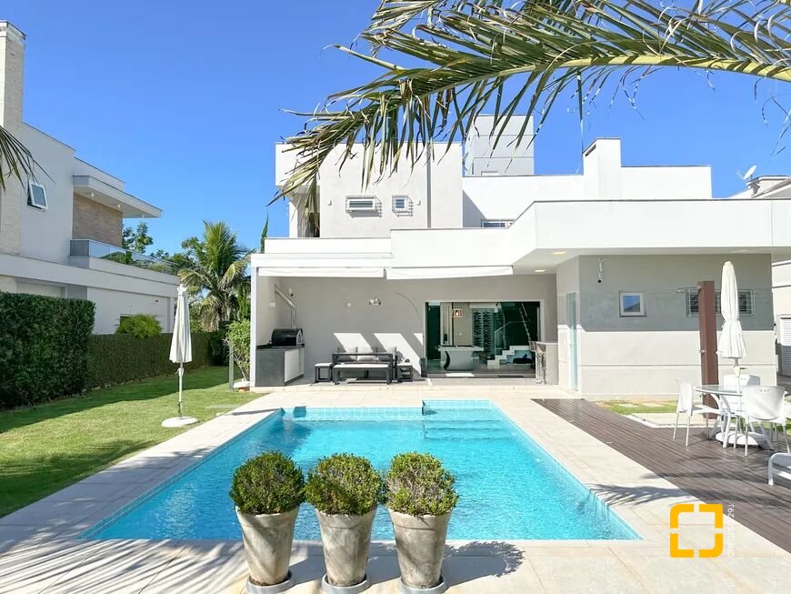 Casa com 320m², 3 quartos (sendo 2 suítes), 3 garagens, no bairro Jurerê Internacional em Florianópolis