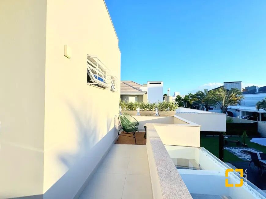 Casa com 320m², 3 quartos (sendo 2 suítes), 3 garagens, no bairro Jurerê Internacional em Florianópolis
