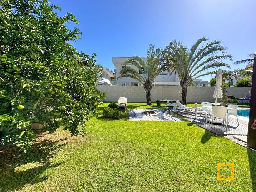 Casa com 320m², 3 quartos (sendo 2 suítes), 3 garagens, no bairro Jurerê Internacional em Florianópolis