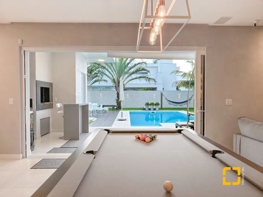 Casa com 320m², 3 quartos (sendo 2 suítes), 3 garagens, no bairro Jurerê Internacional em Florianópolis