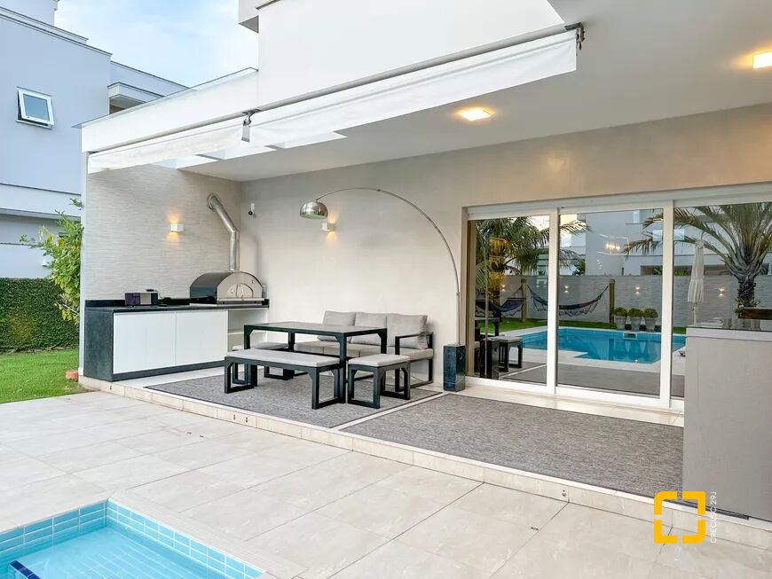 Casa com 320m², 3 quartos (sendo 2 suítes), 3 garagens, no bairro Jurerê Internacional em Florianópolis