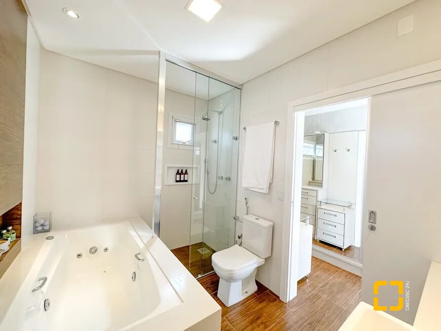 Casa com 320m², 3 quartos (sendo 2 suítes), 3 garagens, no bairro Jurerê Internacional em Florianópolis