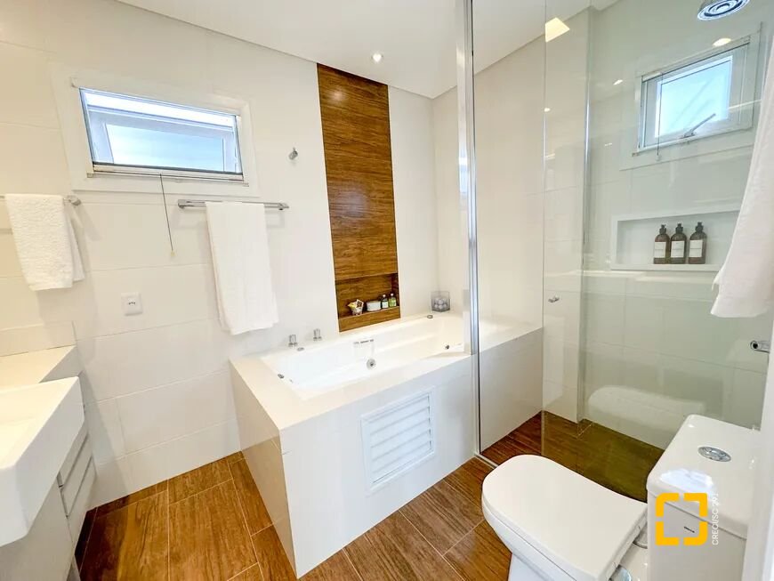 Casa com 320m², 3 quartos (sendo 2 suítes), 3 garagens, no bairro Jurerê Internacional em Florianópolis
