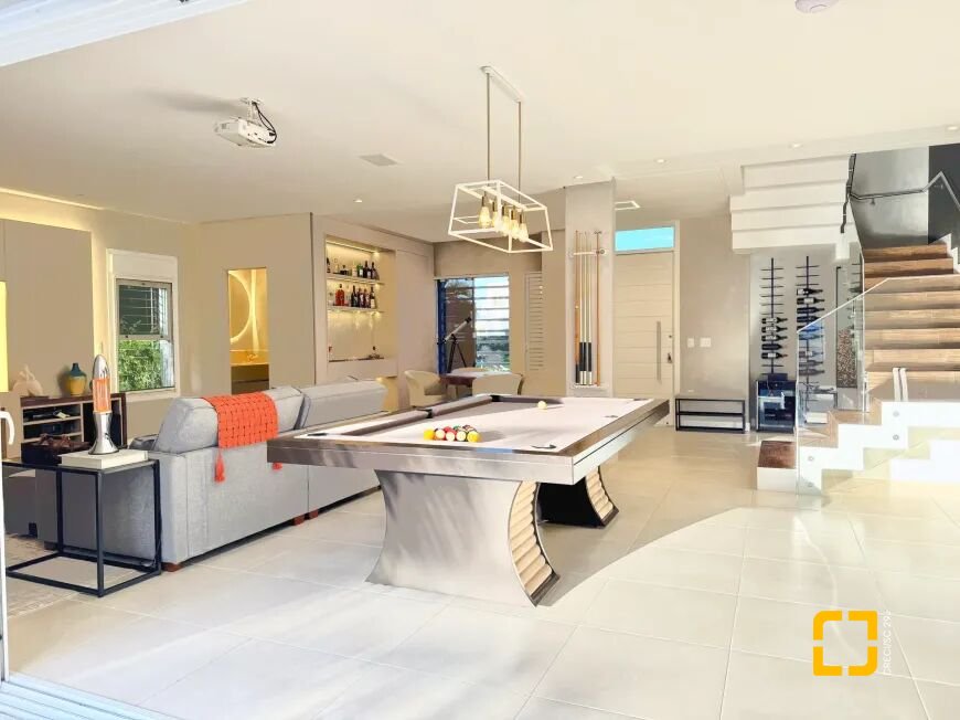 Casa com 320m², 3 quartos (sendo 2 suítes), 3 garagens, no bairro Jurerê Internacional em Florianópolis