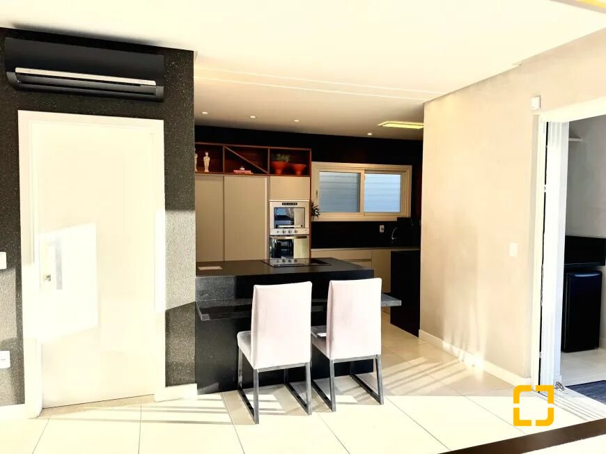 Casa com 320m², 3 quartos (sendo 2 suítes), 3 garagens, no bairro Jurerê Internacional em Florianópolis