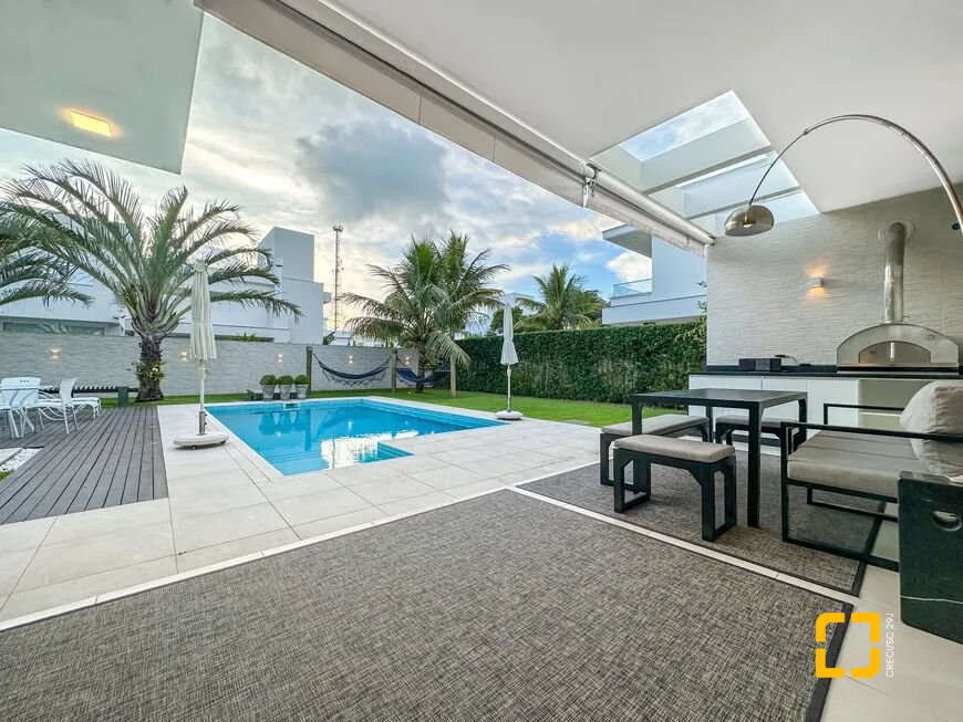 Casa com 320m², 3 quartos (sendo 2 suítes), 3 garagens, no bairro Jurerê Internacional em Florianópolis