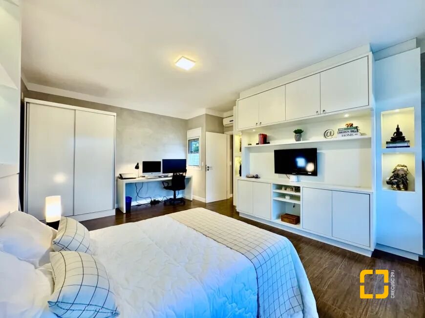Casa com 320m², 3 quartos (sendo 2 suítes), 3 garagens, no bairro Jurerê Internacional em Florianópolis