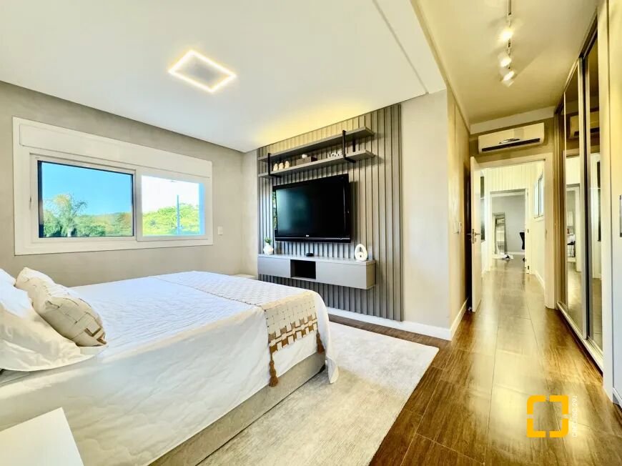 Casa com 320m², 3 quartos (sendo 2 suítes), 3 garagens, no bairro Jurerê Internacional em Florianópolis