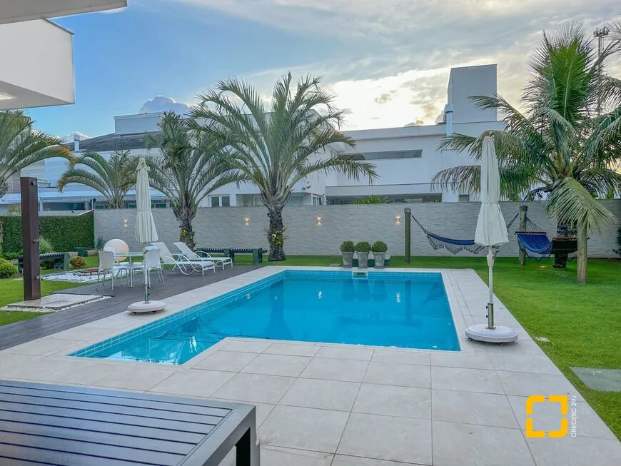 Casa com 320m², 3 quartos (sendo 2 suítes), 3 garagens, no bairro Jurerê Internacional em Florianópolis