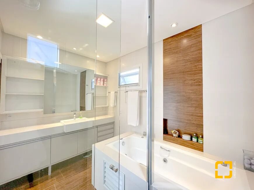 Casa com 320m², 3 quartos (sendo 2 suítes), 3 garagens, no bairro Jurerê Internacional em Florianópolis