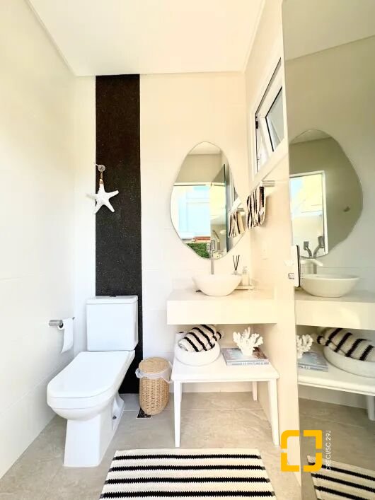 Casa com 320m², 3 quartos (sendo 2 suítes), 3 garagens, no bairro Jurerê Internacional em Florianópolis