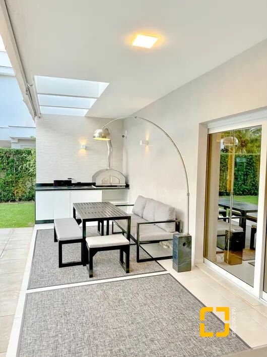 Casa com 320m², 3 quartos (sendo 2 suítes), 3 garagens, no bairro Jurerê Internacional em Florianópolis