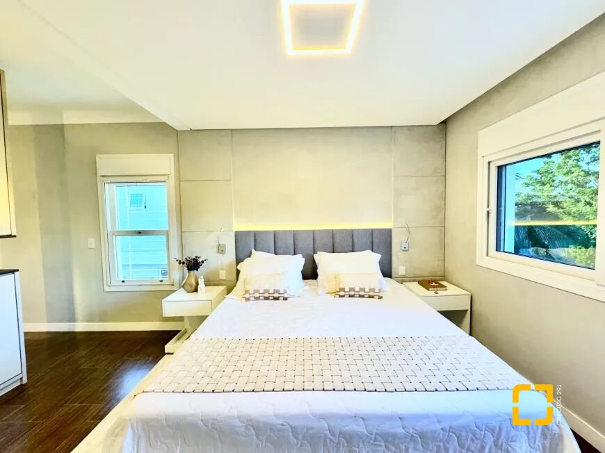 Casa com 320m², 3 quartos (sendo 2 suítes), 3 garagens, no bairro Jurerê Internacional em Florianópolis