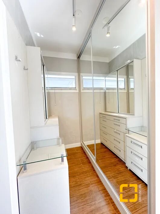 Casa com 320m², 3 quartos (sendo 2 suítes), 3 garagens, no bairro Jurerê Internacional em Florianópolis