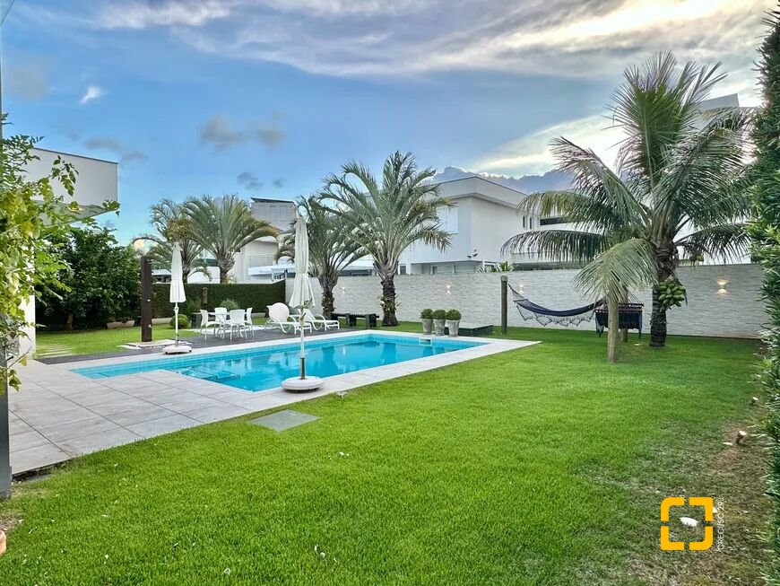 Casa com 320m², 3 quartos (sendo 2 suítes), 3 garagens, no bairro Jurerê Internacional em Florianópolis