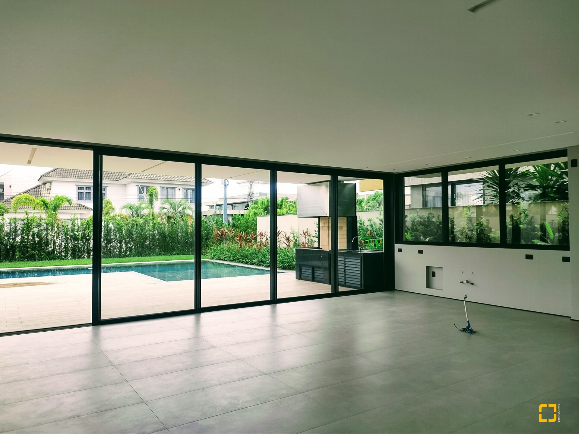 Casa com 700m², 10 quartos (sendo 5 suítes), 6 garagens, no bairro Jurerê Internacional em Florianópolis