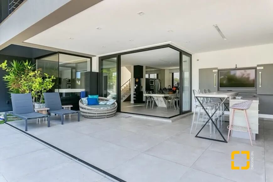 Casa com 460m², 10 quartos (sendo 5 suítes), 2 garagens, no bairro Jurerê Internacional em Florianópolis