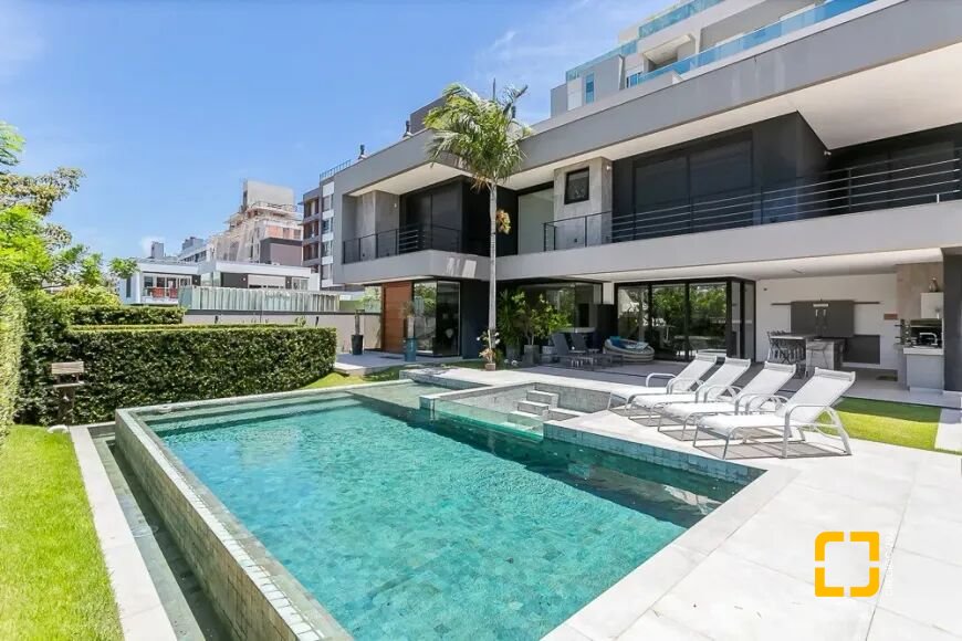 Casa com 460m², 10 quartos (sendo 5 suítes), 2 garagens, no bairro Jurerê Internacional em Florianópolis