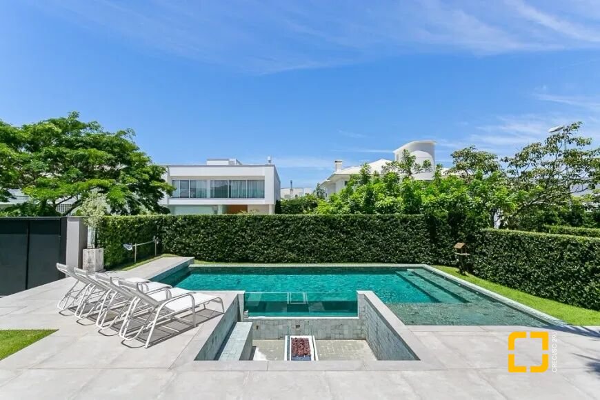 Casa com 460m², 10 quartos (sendo 5 suítes), 2 garagens, no bairro Jurerê Internacional em Florianópolis
