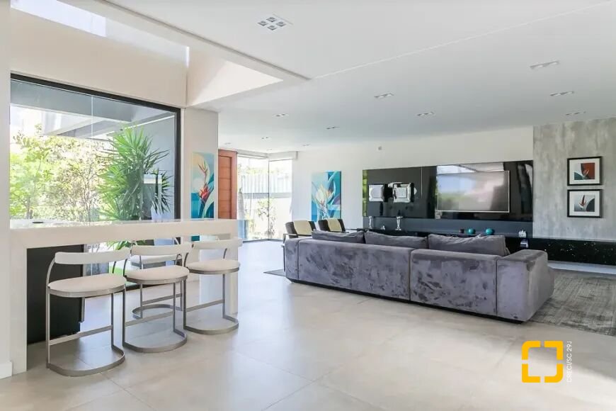 Casa com 460m², 10 quartos (sendo 5 suítes), 2 garagens, no bairro Jurerê Internacional em Florianópolis