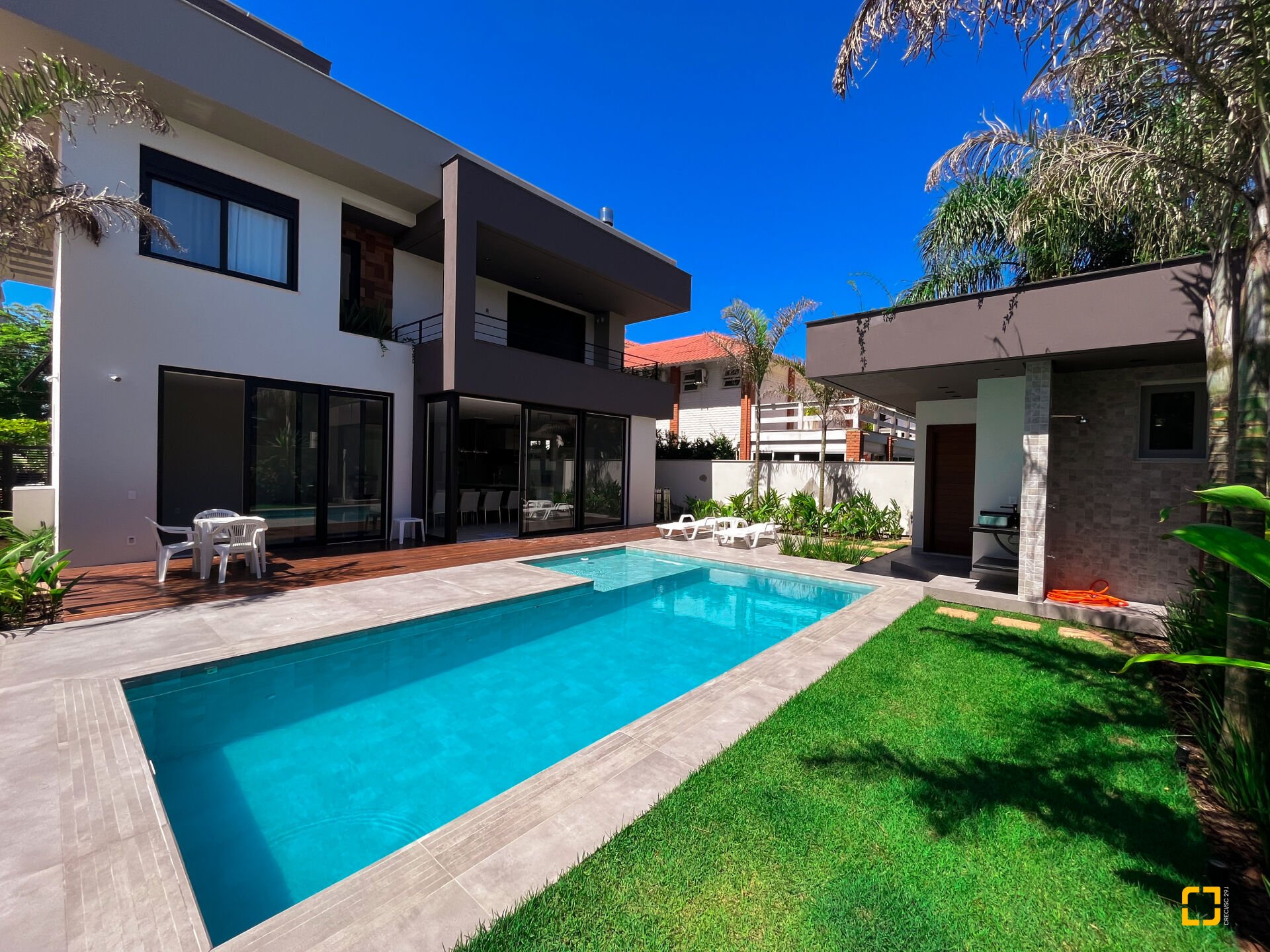 Casa com 400m², 8 quartos (sendo 4 suítes), 4 garagens, no bairro Jurerê Internacional em Florianópolis