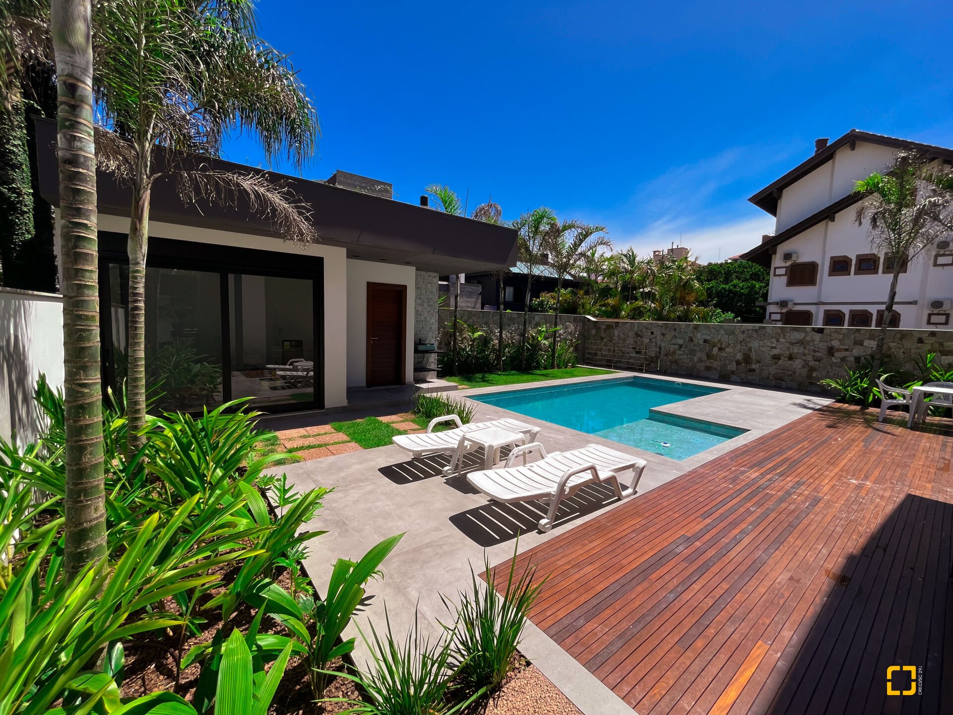 Casa com 400m², 8 quartos (sendo 4 suítes), 4 garagens, no bairro Jurerê Internacional em Florianópolis