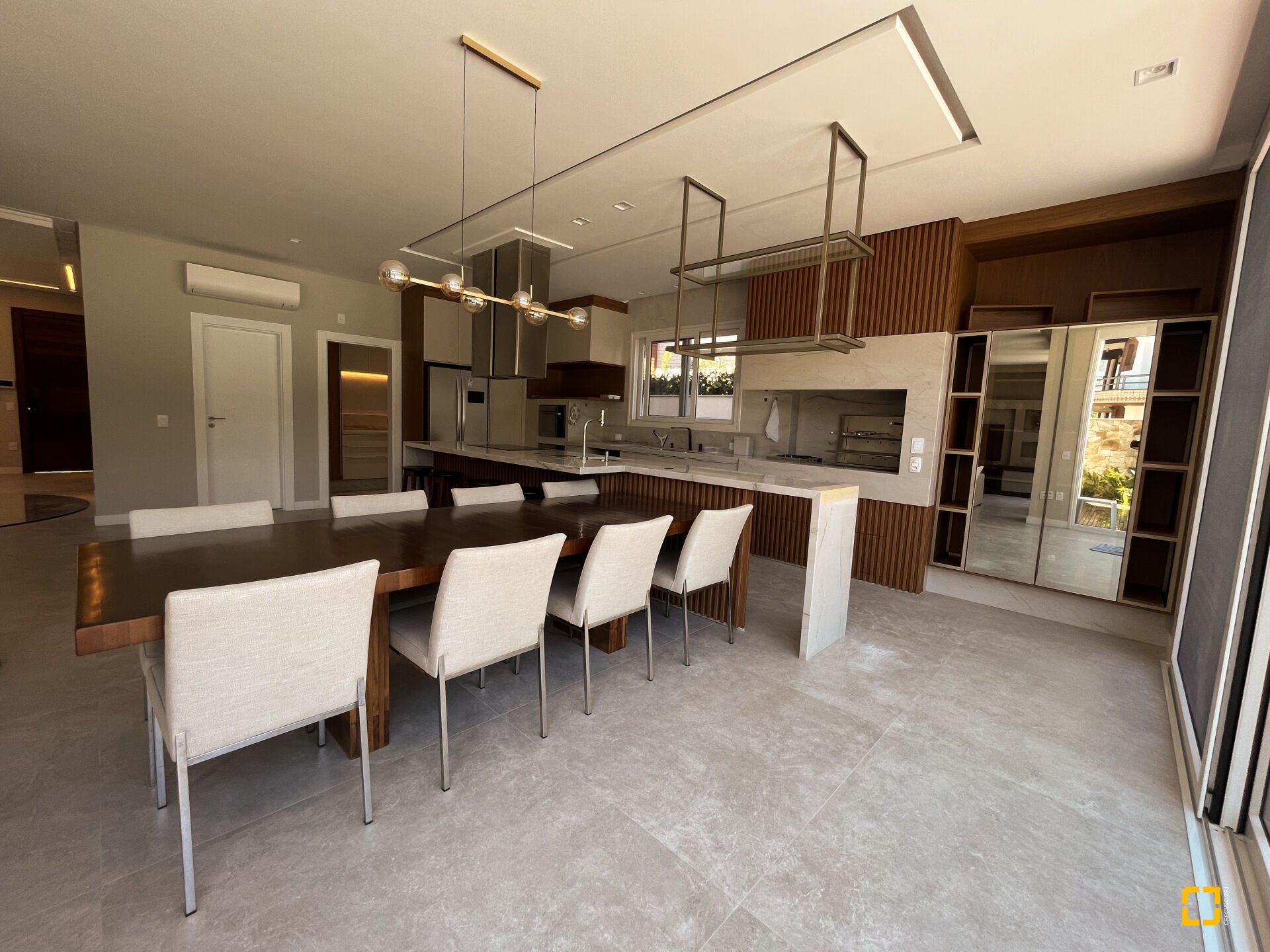 Casa com 400m², 8 quartos (sendo 4 suítes), 4 garagens, no bairro Jurerê Internacional em Florianópolis