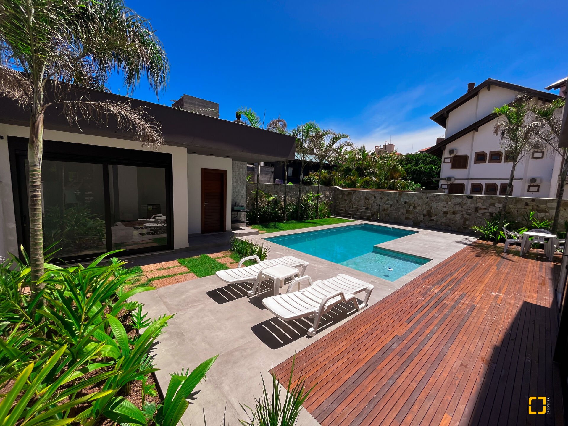 Casa com 400m², 8 quartos (sendo 4 suítes), 4 garagens, no bairro Jurerê Internacional em Florianópolis