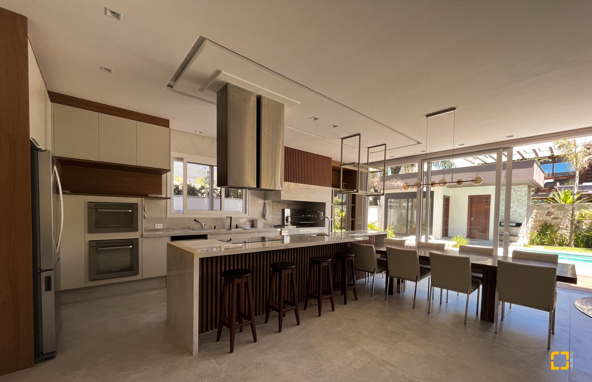 Casa com 400m², 8 quartos (sendo 4 suítes), 4 garagens, no bairro Jurerê Internacional em Florianópolis