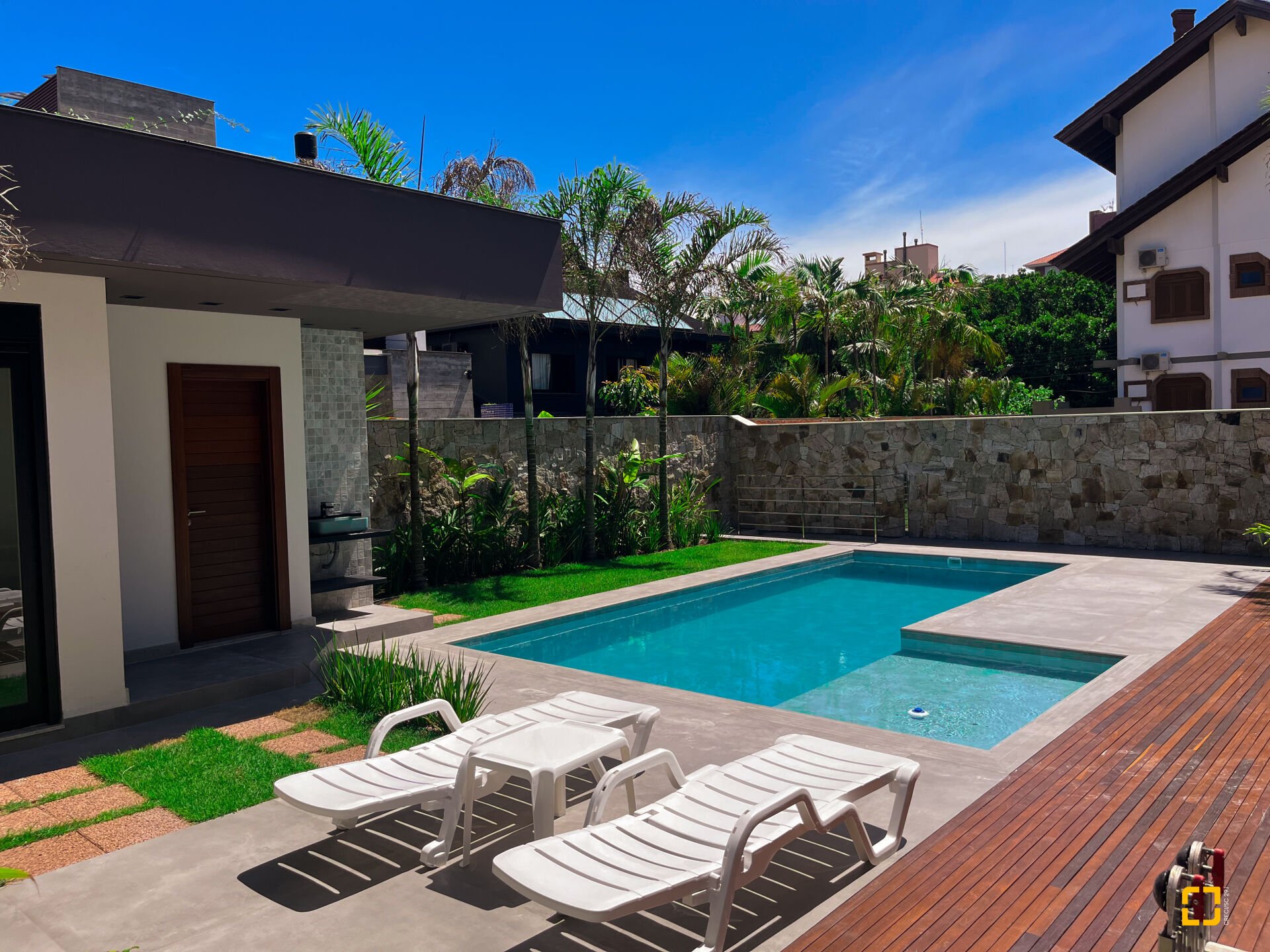 Casa com 400m², 8 quartos (sendo 4 suítes), 4 garagens, no bairro Jurerê Internacional em Florianópolis