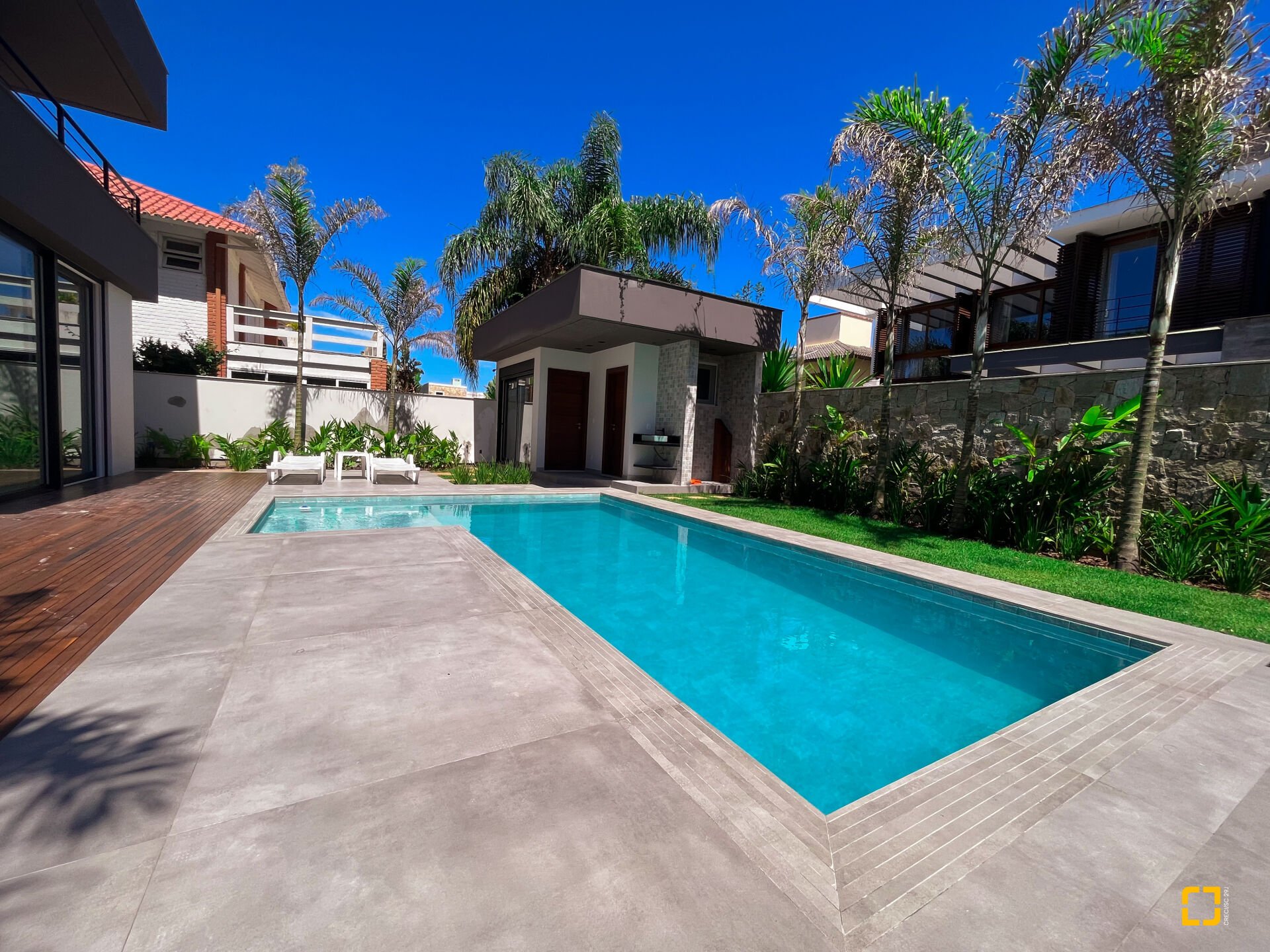 Casa com 400m², 8 quartos (sendo 4 suítes), 4 garagens, no bairro Jurerê Internacional em Florianópolis