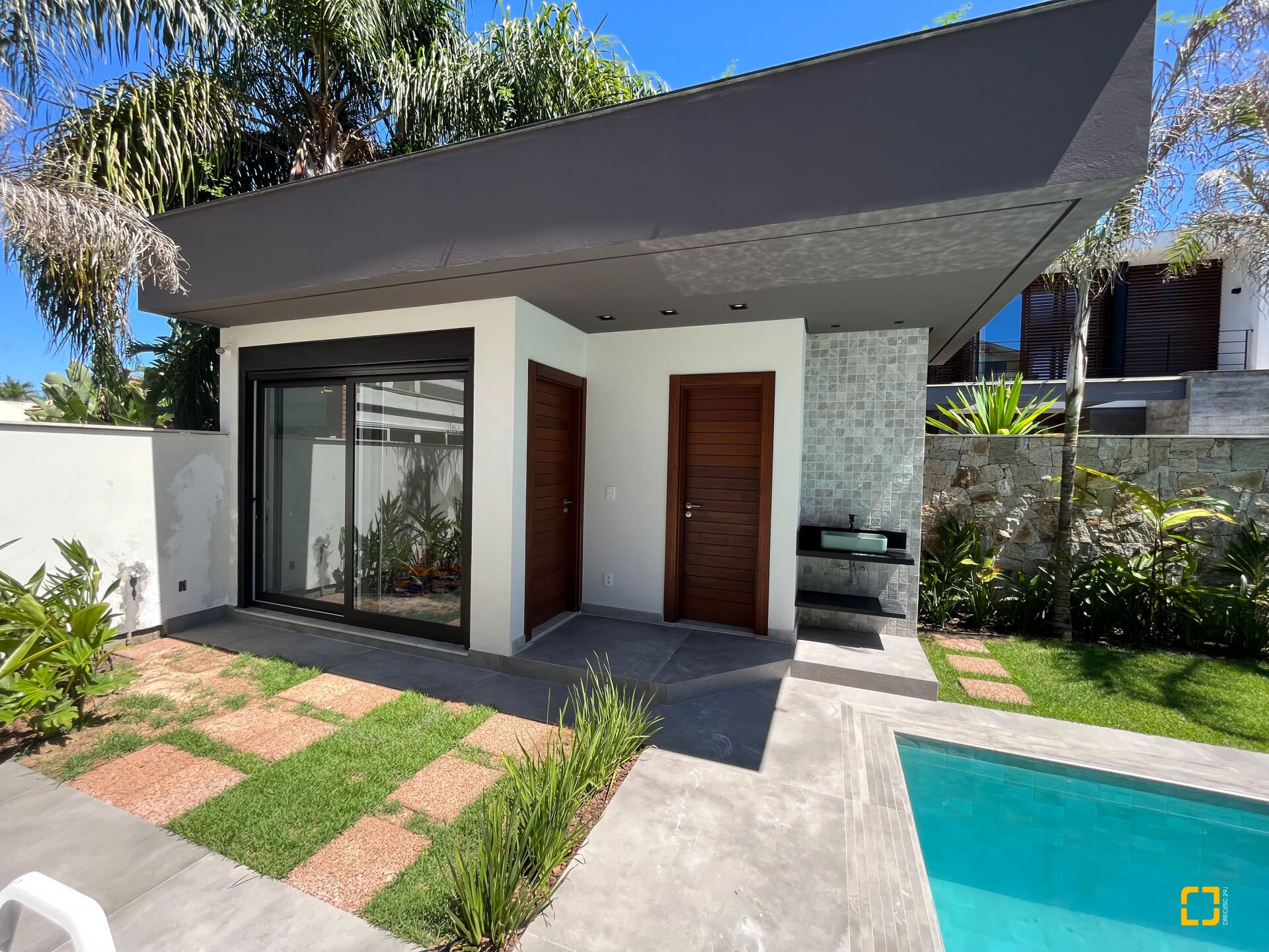 Casa com 400m², 8 quartos (sendo 4 suítes), 4 garagens, no bairro Jurerê Internacional em Florianópolis