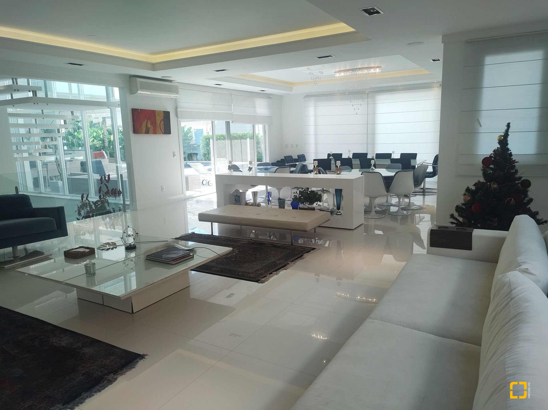 Casa com 995m², 17 quartos (sendo 8 suítes), 4 garagens, no bairro Jurerê Internacional em Florianópolis