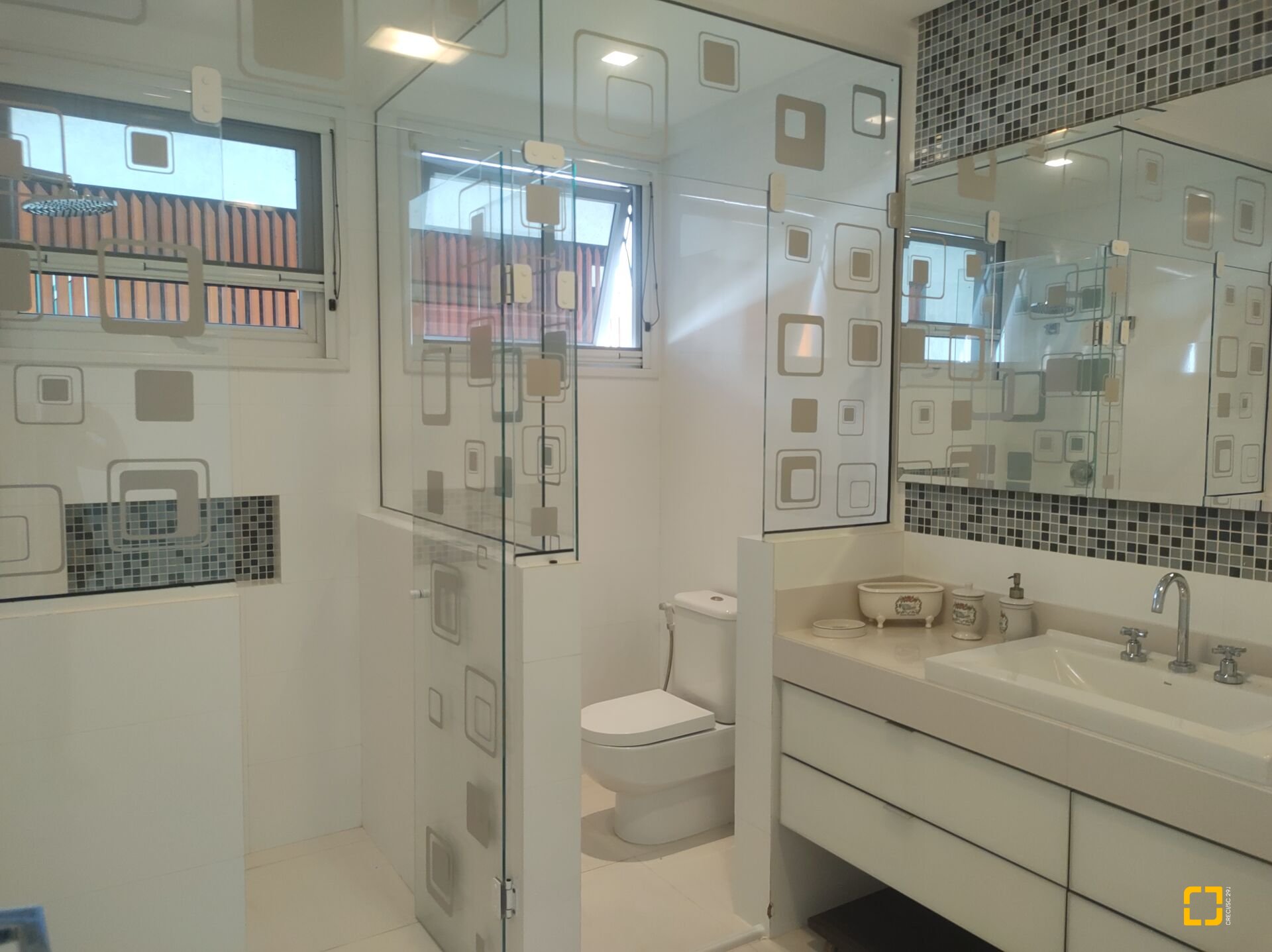 Casa com 995m², 17 quartos (sendo 8 suítes), 4 garagens, no bairro Jurerê Internacional em Florianópolis